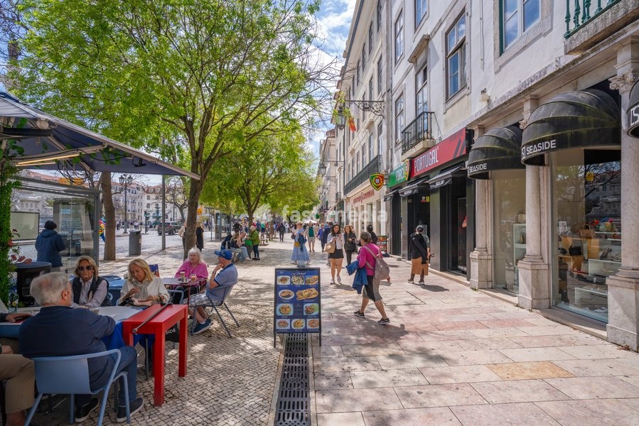 View of cafes and restaurants in Praca do Rossio in Lisbon city centre, Lisbon, Portugal, Europe