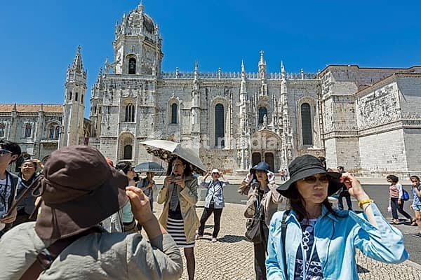 Japanese tourists in front of the Mosteiro dos Jerónimos, UNESCO World Heritage Site, Lisbon, Lisbon District, Portugal