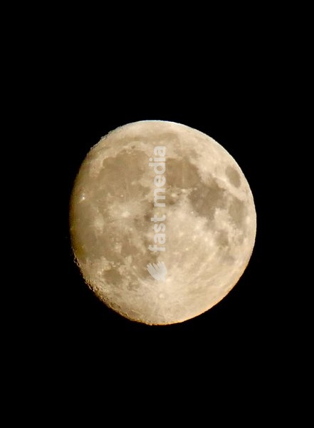 The waxing gibbous moon visible at 92.4% in the early evening sky. This intermediate Moon phase starts after the First Quarter Moon and lasts until the Full Moon