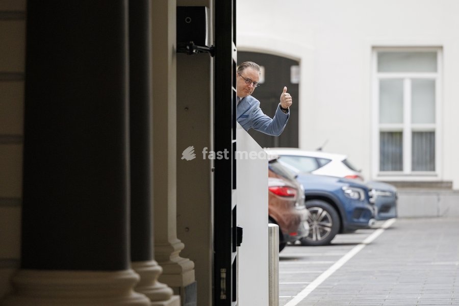 Prime Minister Bart De Wever gives a thumbs up to the press, as he arrives for a 'Kern' meeting gathering selected Ministers of the Federal Government, Friday 10 October 2025 in Brussels