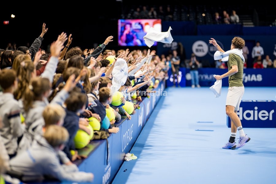 Belgian Alexander Blockx signs autographs after the European Open ATP tennis tournament in Brussels, on Sunday 12 October 2025. This year's edition of the tournament is taking place from 12 to 19 October 2025