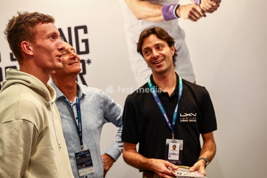Czech Jiri Lehecka pictured with some fans during a signing sessing at the European Open ATP tennis tournament in Brussels, on Tuesday 14 October 2025. This year's edition of the tournament is taking place from 12 to 19 October 2025