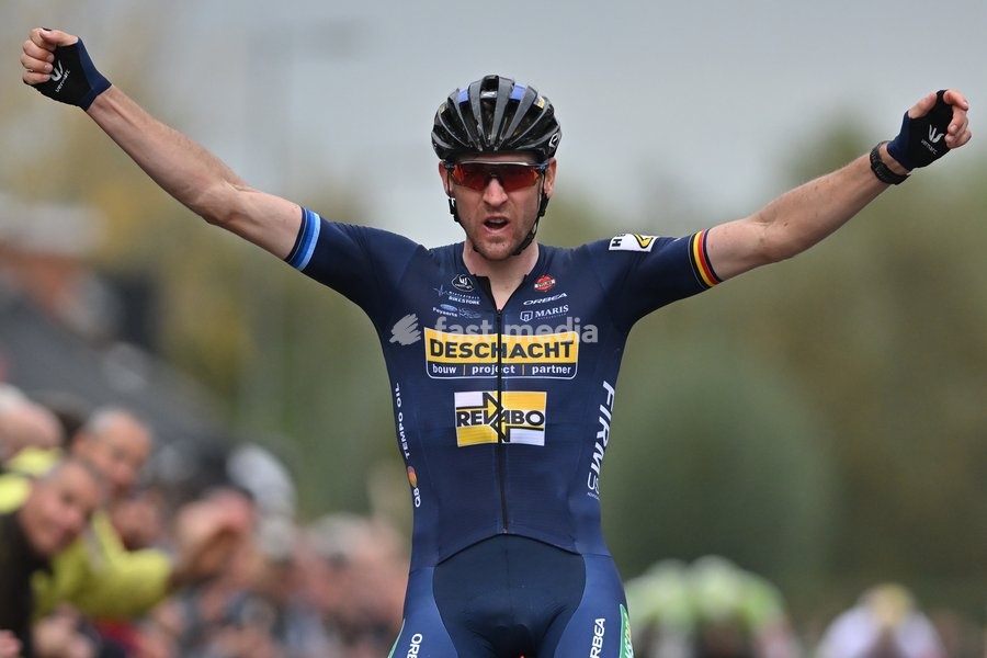 Belgian Toon Aerts celebrates as he crosses the finish line at the men's elite race of the 'Kermiscross' cyclocross cycling event in Ardooie, Thursday 16 October 2025