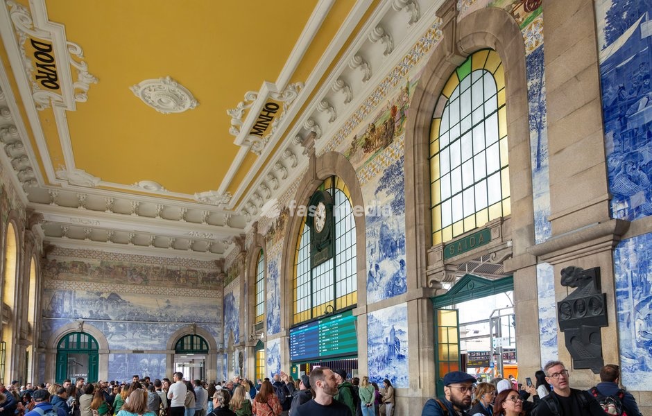 Tour groups viewing historic azulejos tiles, Sao Bento railway station building, city of Porto, Portugal, Europe