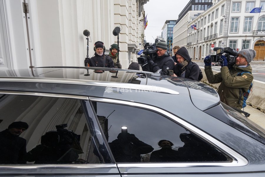 The press pictured at a 'Kern' meeting gathering selected Ministers of the Federal Government, Sunday 23 November 2025 in Brussels