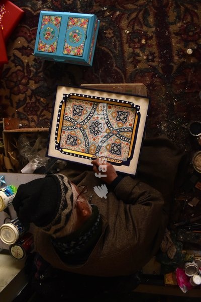 On December 18,2025 papier-mâché artists in Srinagar ,Jammu and Kashmir create Christmas decorations as the holiday season approaches. However, the industry faces fresh hurdles after the US increases import duties. Artisans fear that the higher tariffs will decrease demand for their products,…