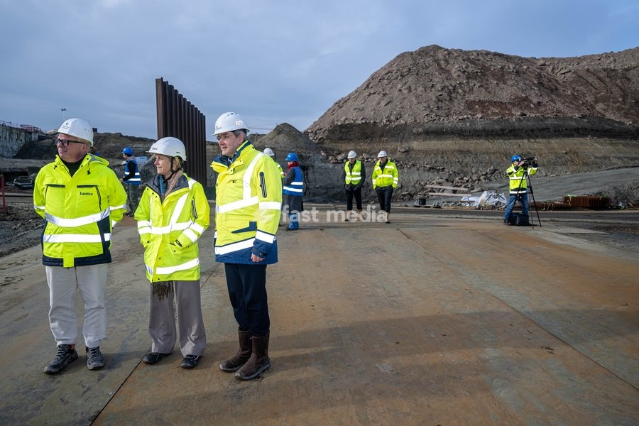 Flemish Minister for Mobility and Public Works Annick De Ridder (C) is pictured at a press briefing on the Oosterweel works and a visit to the Oosterweel junction construction site, Thursday 05 February 2026 in Antwerp. In 2026 the last missing links (the Oosterweel junction and the Canal Tunnels)…