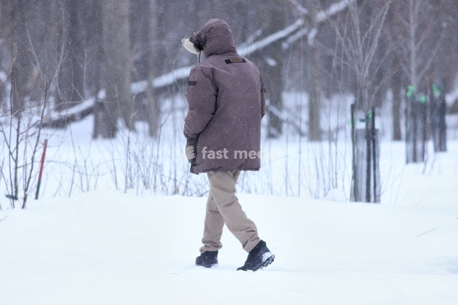 A person walks through the streets with snow. The city of Montreal, Canada, recorded a significant snowfall and temperatures of up to -23 degrees Celsius this weekend. Despite the intense cold, daily activities proceeded normally. on February 07, 2026 in Montreal, Canada