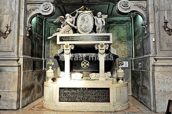 Basilica da Estrela consecrated in 1790, tomb of Queen Maria I, Lisbon, Lisboa, Portugal, historical tomb with artistic sculptures and reliefs, carved from marble, Lisbon, Portugal