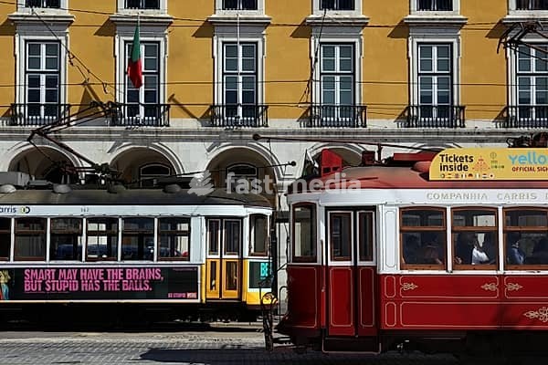 Ein Tram im Zentrum von Lissabon in der Hauptstadt von Portugal in Europa