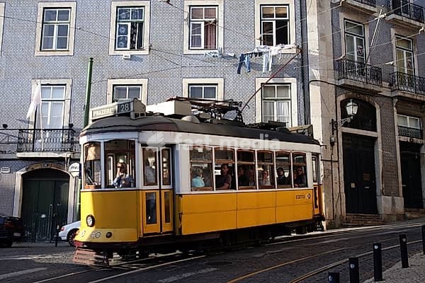 Europa, Westeuropa, EU, Euro, Portugal, Lissabon, Altstadt, Alfama, Tram, Strassenbahn, Zug, Transport, (Urs Flueeler)