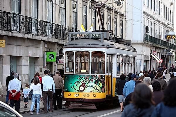Ein Tram im Zentrum von Lissabon in der Hauptstadt von Portugal in Europa
