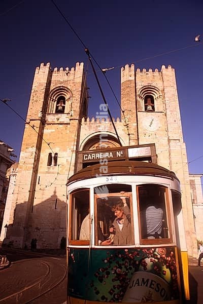 Ein Tram in der Altstadt von Alfama in der Innenstadt der Hauptstadt Lissabon in Portugal