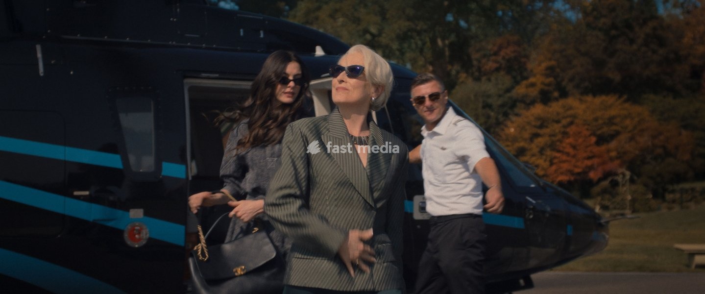 (L-R): Anne Hathaway as Andy Sachs and Meryl Streep as Miranda Priestly in THE DEVIL WEARS PRADA 2. (2026)