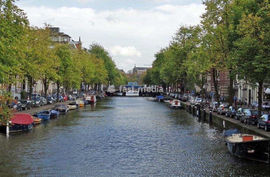 The Amsterdam canal system is the result of conscious city planning. In the early 17th century, when immigration was at a peak, a comprehensive plan was developed that was based on four concentric half-circles of canals with their ends emerging at the IJ bay