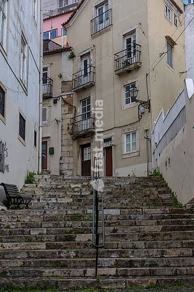 Treppe in einer schmalen Gasse in der Altstadt von Lissabon, Portugal. Stairs in a narrow alley in the old town of Lisbon, Portugal
