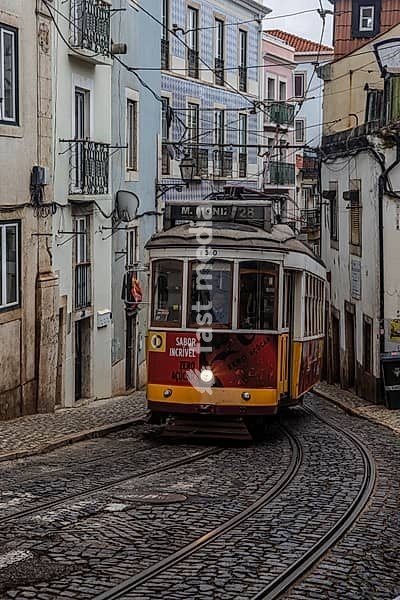 Historische Strassenbahn in der Altstadt von Lissabon, Portugal. Historical Tram of the famous line 28 in the narrow alleys of the old town of Lisbon, Portugal