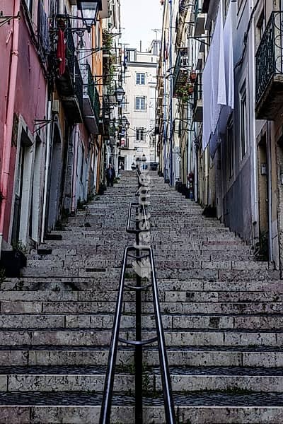 Treppe in einer Gasse in der Altstadt von Lissabon, Portugal. Stairs in a narrow alley in the old town of Lisbon, Portugal
