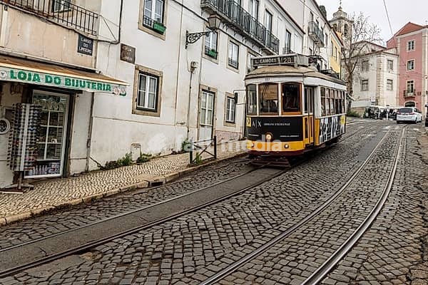Historische Strassenbahn der berühmten Linie 28 in den engen Gassen der Altstadt von Lissabon, Portugal. Historical Tram of the famous line 28 in the narrow alleys of the old town of Lisbon, Portugal