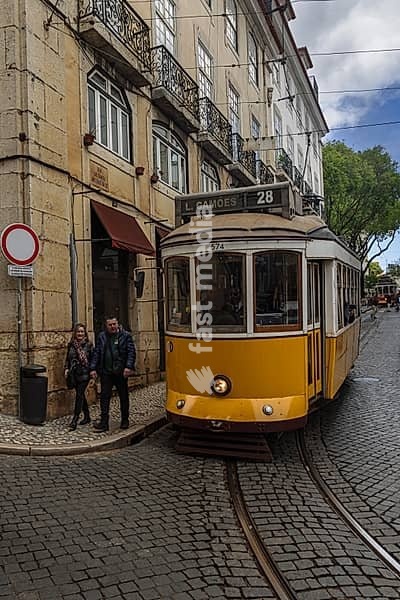 Historische Strassenbahn der berühmten Linie 28 in den engen Gassen der Altstadt von Lissabon, Portugal. Historical Tram of the famous line 28 in the narrow alleys of the old town of Lisbon, Portugal