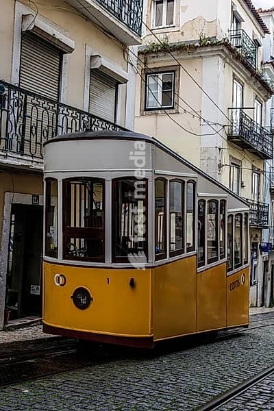 Elevador da Bica, Standseilbahn in Lissabon, Portugal. Elevador da Bica, funicular railway line in Lisbon, Portugal