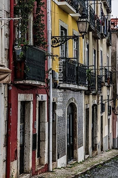 Bunte Fassaden in der Altstadt von Lissabon, Portugal. Colourful facades in a narrow alley in the old town of Lisbon, Portugal