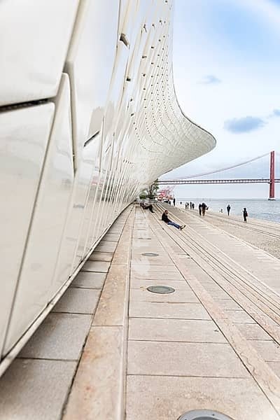 MAAT, Museu de Arte, Arquitetura e Tecnologia am Ufer des Tejo in Lissabon, Portugal. MAAT, Museu de Arte, Arquitetura e Tecnologia, at the bank of the river Tejo in Lisbon, Portugal