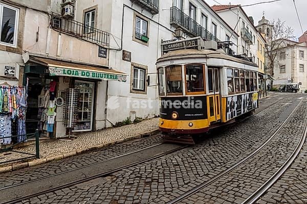 Historische Strassenbahn der berühmten Linie 28 in den engen Gassen der Altstadt von Lissabon, Portugal. Historical Tram of the famous line 28 in the narrow alleys of the old town of Lisbon, Portugal