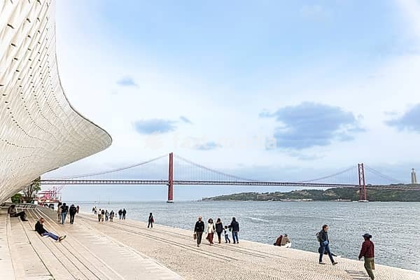 MAAT, Museu de Arte, Arquitetura e Tecnologia am Ufer des Tejo in Lissabon, Portugal. MAAT, Museu de Arte, Arquitetura e Tecnologia, at the bank of the river Tejo in Lisbon, Portugal