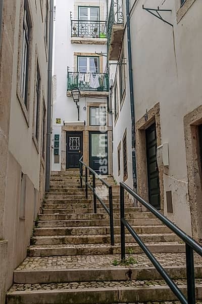 Treppe in einer schmalen Gasse in der Altstadt von Lissabon, Portugal. Stairs in a narrow alley in the old town of Lisbon, Portugal
