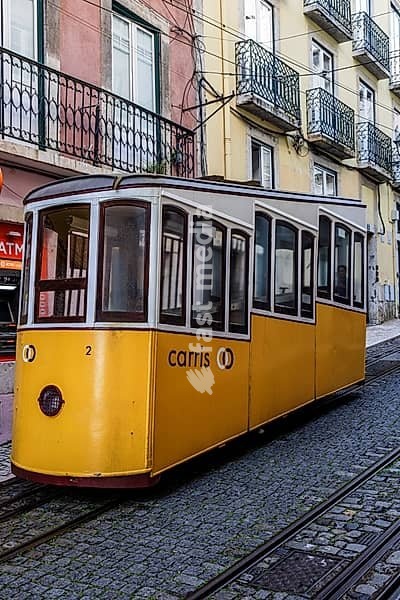 Elevador da Bica, Standseilbahn in Lissabon, Portugal. Elevador da Bica, funicular railway line in Lisbon, Portugal