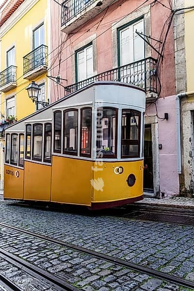 Elevador da Bica, Standseilbahn in Lissabon, Portugal. Elevador da Bica, funicular railway line in Lisbon, Portugal