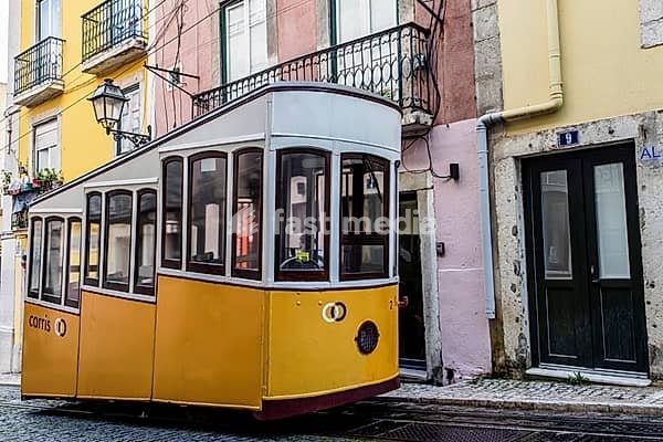 Elevador da Bica, Standseilbahn in Lissabon, Portugal. Elevador da Bica, funicular railway line in Lisbon, Portugal