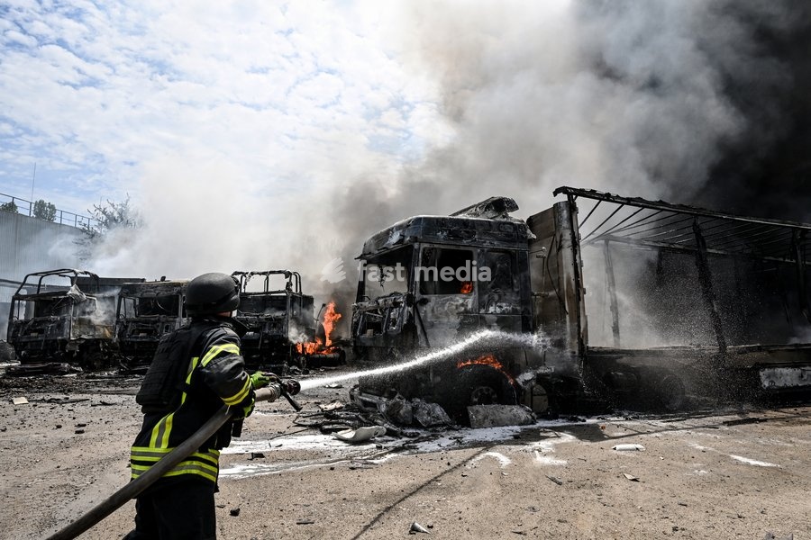 A rescuer pours water to extinguish a fire caused by Russian drone strikes at a parking lot, Zaporizhzhia, Ukraine, June 25, 2026. The Russian army attacked the city with strike drones, targeting a petrol station, Ukrzaliznytsia (Ukrainian Railways) locomotives and a parking lot. Fires broke out,…