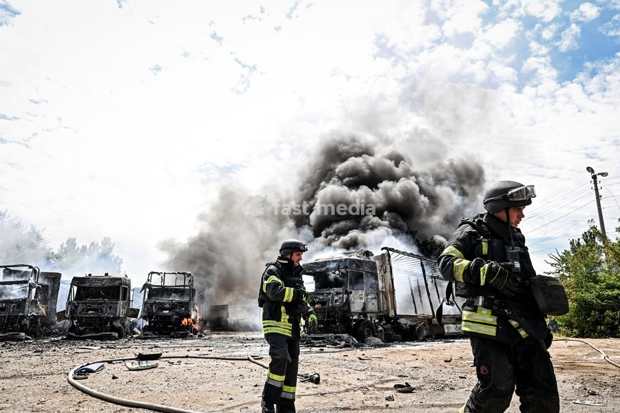 Rescuers work to extinguish a fire caused by Russian drone strikes at a parking lot, Zaporizhzhia, Ukraine, June 25, 2026. The Russian army attacked the city with strike drones, targeting a petrol station, Ukrzaliznytsia (Ukrainian Railways) locomotives and a parking lot. Fires broke out, and one…
