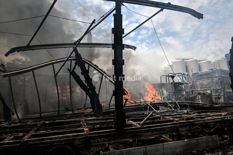 A parking lot is engulfed by smoke from a fire, caused by Russian drone strikes, Zaporizhzhia, Ukraine, June 25, 2026. The Russian army attacked the city with strike drones, targeting a petrol station, Ukrzaliznytsia (Ukrainian Railways) locomotives and a parking lot. Fires broke out, and one…