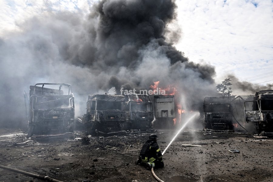 A rescuer pours water to extinguish a fire caused by Russian drone strikes at a parking lot, Zaporizhzhia, Ukraine, June 25, 2026. The Russian army attacked the city with strike drones, targeting a petrol station, Ukrzaliznytsia (Ukrainian Railways) locomotives and a parking lot. Fires broke out,…