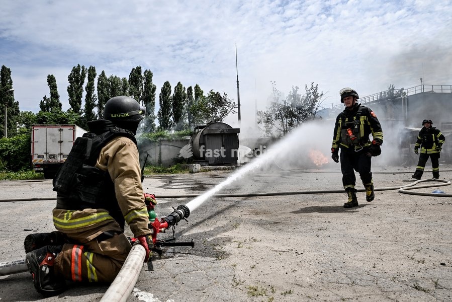 A rescuer pours water to extinguish a fire caused by Russian drone strikes at a parking lot, Zaporizhzhia, Ukraine, June 25, 2026. The Russian army attacked the city with strike drones, targeting a petrol station, Ukrzaliznytsia (Ukrainian Railways) locomotives and a parking lot. Fires broke out,…