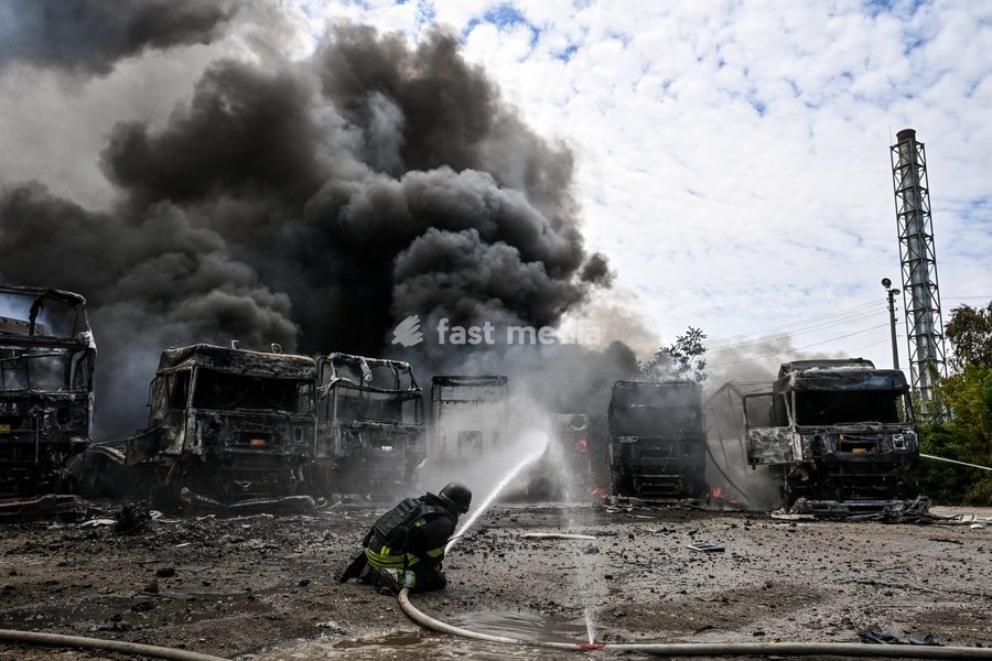 A rescuer pours water to extinguish a fire caused by Russian drone strikes at a parking lot, Zaporizhzhia, Ukraine, June 25, 2026. The Russian army attacked the city with strike drones, targeting a petrol station, Ukrzaliznytsia (Ukrainian Railways) locomotives and a parking lot. Fires broke out,…