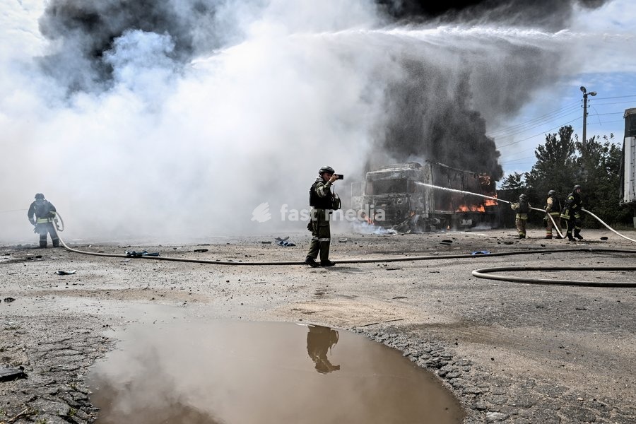 Rescuers work to extinguish a fire caused by Russian drone strikes at a parking lot, Zaporizhzhia, Ukraine, June 25, 2026. The Russian army attacked the city with strike drones, targeting a petrol station, Ukrzaliznytsia (Ukrainian Railways) locomotives and a parking lot. Fires broke out, and one…