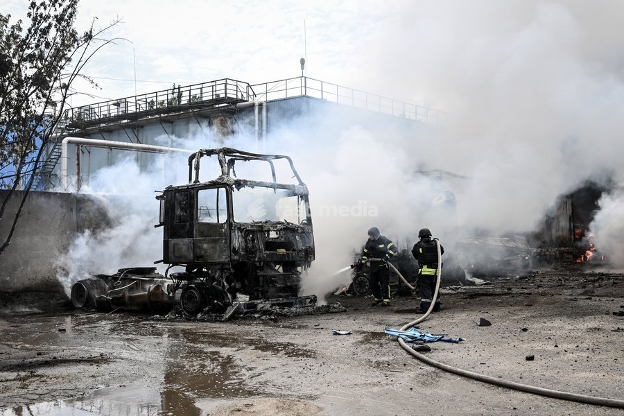Rescuers work to extinguish a fire caused by Russian drone strikes at a parking lot, Zaporizhzhia, Ukraine, June 25, 2026. The Russian army attacked the city with strike drones, targeting a petrol station, Ukrzaliznytsia (Ukrainian Railways) locomotives and a parking lot. Fires broke out, and one…