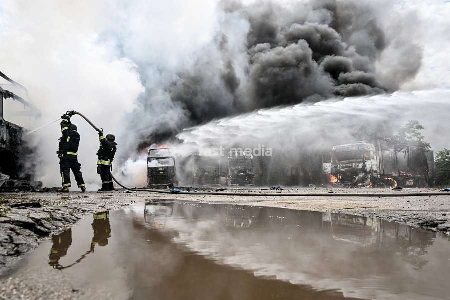 Rescuers work to extinguish a fire caused by Russian drone strikes at a parking lot, Zaporizhzhia, Ukraine, June 25, 2026. The Russian army attacked the city with strike drones, targeting a petrol station, Ukrzaliznytsia (Ukrainian Railways) locomotives and a parking lot. Fires broke out, and one…