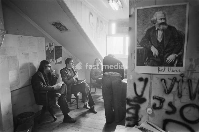 Portugal, politics, street scenes etc.; Meeting of the youth wing of the Socialist Party PSP (party Soares) in an attic of the party office of the PSP in Lisbon, February 11, 1975, politics, political parties, meetings, The Netherlands, 20th century press agency photo, news to remember,…