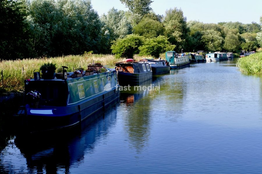 Boats on the Kennet & Avon Canal on a warm and sunny day