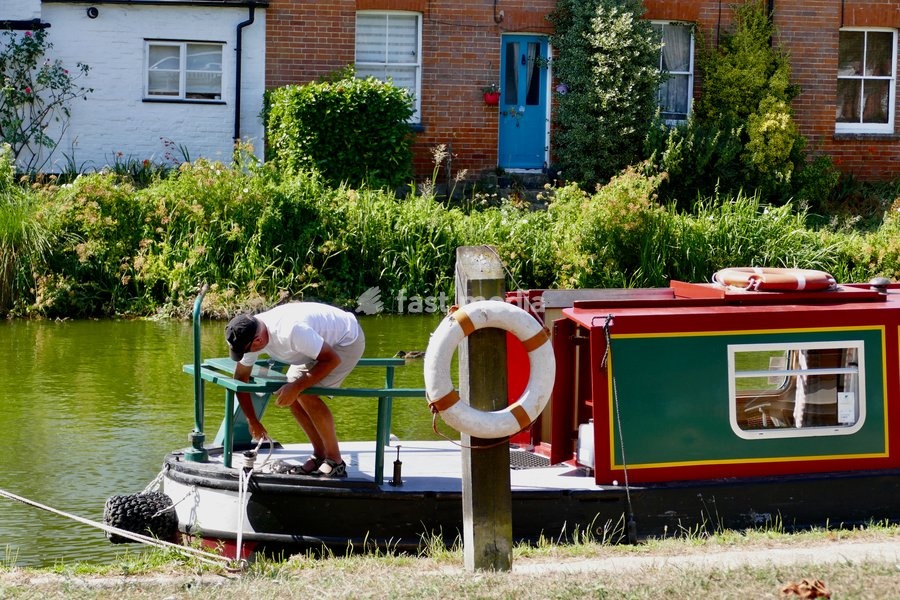 Boats on the Kennet & Avon Canal on a warm and sunny day