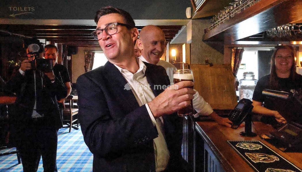 Prime Minister Andy Burnham visits the Hare inn in Harlow, Essex with the Chancellor John Healey