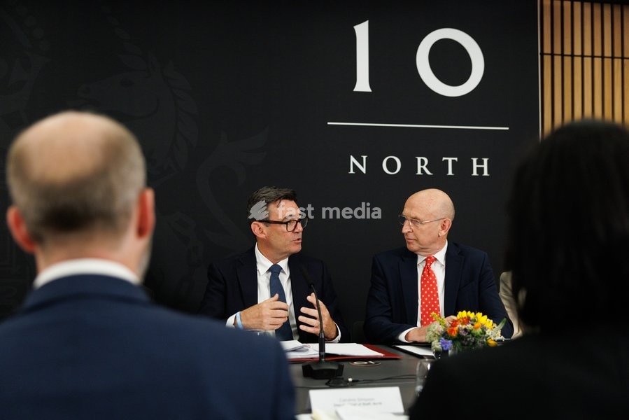 24/07/2026. Manchester, United Kingdom. Prime Minister Andy Burnham Prime Minister Andy Burnham holds a National Economic Council meeting alongside Chancellor of the Exchequer John Healey as he spends his first day working in No10 North office in Manchester