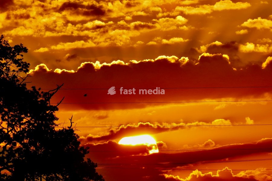 The day sunrises over the countryside