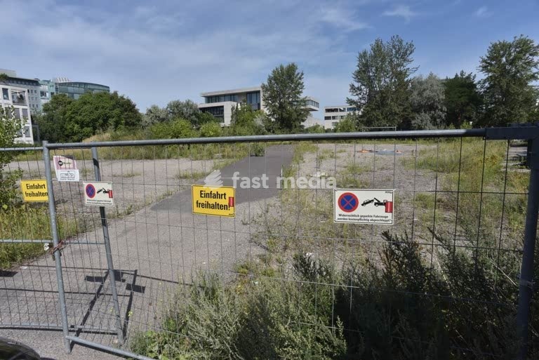 Berlin, a derelict site on the grounds of the former New Reich Chancellery at Voßstrasse 2 to 6. Beneath the mound of rubble lies a former bunker used by the Nazi leadership. The site is to be developed with flats and an office block, which will require the demolition of the bunker complex. Berlin…