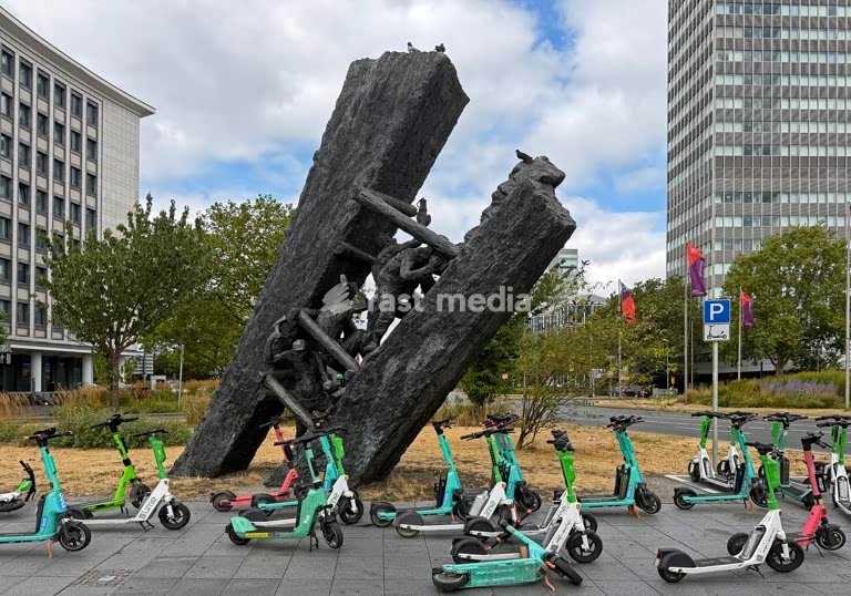 Essen, the sculpture ‘Steile Lagerung’ by Max Kratz on Europaplatz (formerly part of the Alte Freiheit). In front of it, numerous e-scooters have been left parked. Essen, 28 July 2026